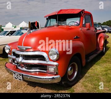 Dreiviertel-Vorderansicht eines roten, 1955, Chevrolet 3100 Truck, auf der Deal Classic Car Show 2023 Stockfoto