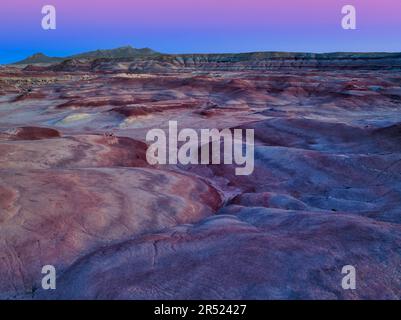 Utah Badlands Twilight - Drone View (Dämmerungsblick) der bunten Muster, die in den Bentonite Hills in den südlichen Utah Badlands während der blauen Stunde der Abenddämmerung zu sehen sind Stockfoto
