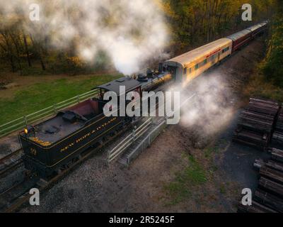 Lokomotive Nr. 40 PA - Blick auf die Baldwin Locomotive Works Dampfeisenbahn Nr. 40, die während der goldenen Stunde fährt und von warmen Farben umgeben ist Stockfoto