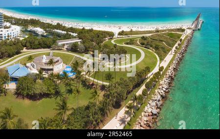 South Pointe Beach FL - der dreieckige Park und der Strand südlich von South Beach in Miami Beach, Florida, an einem wunderschönen sonnigen Tag aus der Vogelperspektive. Das Hier Stockfoto