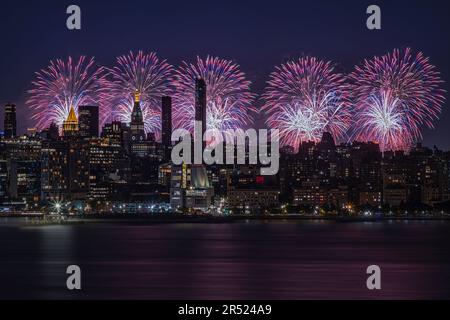 NYC 4. Juli - Blick auf die Skyline von Manhattan, New York City. Die Macys Spectacular Fireworks Show bietet eine farbenfrohe Kulisse für das NY Life Buildi Stockfoto