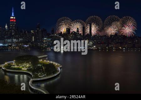 NYC Skyline 4. Juli - Luftaufnahme des beleuchteten Pier C in Hoboken, New Jersey, und des Empire State Building in Midtown Manhattan, New York C. Stockfoto