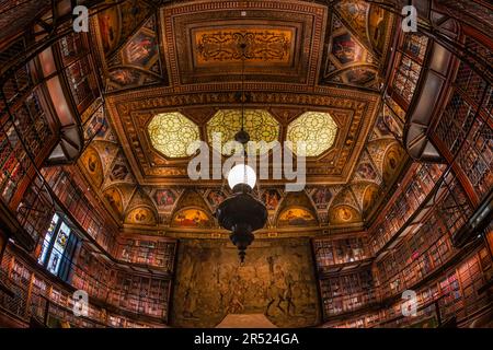 NYC Morgan ceiling East Room – der East Room wurde als Schatzkammer für Pierpont Morgans bemerkenswerte Sammlung seltener gedruckter Bücher entworfen. Diese Aussicht Stockfoto