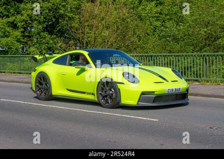 2023 Yellow Porsche 911 GT3 S-A 3996 ccm über die Autobahnbrücke im Großraum Manchester, Großbritannien Stockfoto