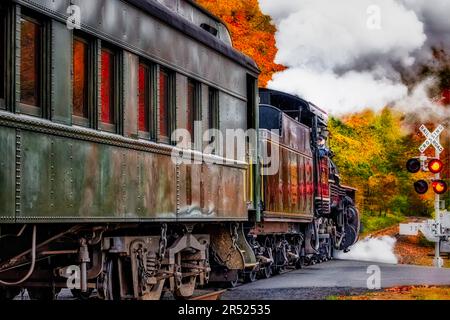 Dampflokomotive Nr. 40 - Blick auf die fahrende Dampfeisenbahn, umgeben von den warmen Herbstfarben in New England. Nr.40 ist eine Dampfleistung von weniger als 200 g Stockfoto