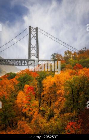 Der Bear Mountain Bridge State Park auf dem Gipfel der Herbstlandschaft. Die Fußgängerbrücke Popolopen ist auch von diesem oberen Blick auf das Hudson Valley aus zu sehen Stockfoto