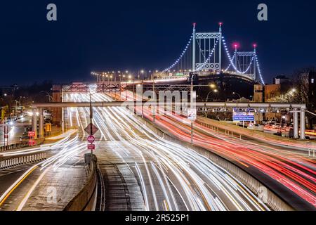 NYC Rush Hour Chaos - lange Fahrt von Autos entlang der RFK/Triborough Bridge. Die Brücken verbinden Manhattan, Queens und die Bronx. ICH Stockfoto