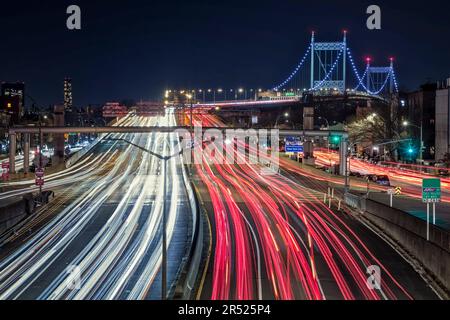 New York City Rush Hour - lange Fahrt von Autos entlang der RFK/Triborough Bridges. Die Brücken verbinden Manhattan, Queens und die Bronx. Das war es Stockfoto