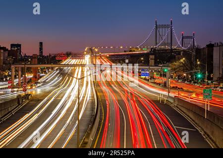 NYC Rush Hour Chaos - lange Fahrt von Autos entlang der RFK/Triborough Bridge. Die Brücken verbinden Manhattan, Queens und die Bronx. ICH Stockfoto