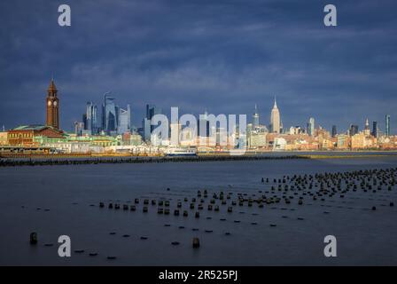 Wintertag an der Skyline von New York City - die WinterSkyline von New York City ist besonders beeindruckend. An klaren Tagen kann Sie die Schönheit der Skyline mitnehmen Stockfoto