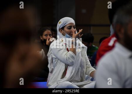 31. Mai 2023, Srinagar, Jammu und Kaschmir, Indien: Die Teilnehmer führen Yoga-Übungen zu „Yogotsav“ in Srinagar im Zusammenhang mit dem Countdown zum Internationalen Yoga-Tag am 21. Juni 2023 durch. (Kreditbild: © Mubashir Hassan/Pacific Press via ZUMA Press Wire) NUR REDAKTIONELLE VERWENDUNG! Nicht für den kommerziellen GEBRAUCH! Stockfoto