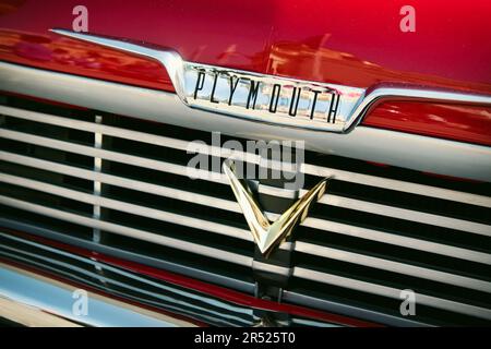 Nahaufnahme des Plymouth Markenlogos auf dem Kühlergrill eines klassischen Luxussportwagens Stockfoto