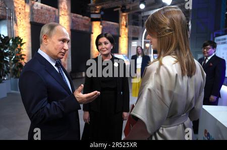 Moskau, Russland. 30. Mai 2023. Der russische Präsident Wladimir Putin, Left, und ASI-Direktorin Sevtlana Chupsheva, Center, unterhalten sich auf der Ausstellung „Development of the Creative Economy in Russia“ im Kultur- und Bildungszentrum Zotow, 30. Mai 2023 in Moskau, Russland, mit General Daria Filippova, Right, im Zotov Centre. Kredit: Gavriil Grigorov/Kreml Pool/Alamy Live News Stockfoto