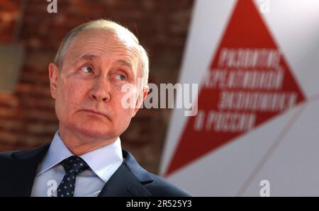 Moskau, Russland. 30. Mai 2023. Der russische Präsident Wladimir Putin besucht die Ausstellung „Development of the Creative Economy in Russia“ im Kultur- und Bildungszentrum Zotow, 30. Mai 2023 in Moskau, Russland. Kredit: Gavriil Grigorov/Kreml Pool/Alamy Live News Stockfoto