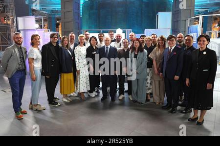 Moskau, Russland. 30. Mai 2023. Der russische Präsident Wladimir Putin, Center, posiert mit den Ausstellern auf der Show „Development of the Creative Economy in Russia“, die im Kultur- und Bildungszentrum Zotow am 30. Mai 2023 in Moskau, Russland, ausgestellt wird. Kredit: Gavriil Grigorov/Kreml Pool/Alamy Live News Stockfoto