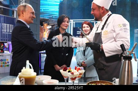 Moskau, Russland. 30. Mai 2023. Der russische Präsident Wladimir Putin wirft die Faust auf den russischen Küchenchef Andrei Savenkov, rechts, AS und ASI-Direktor Sevtlana Chupsheva, Center, schaut auf die Ausstellung „Development of the Creative Economy in Russia“, die im Kultur- und Bildungszentrum Zotov am 30. Mai 2023 in Moskau, Russland, ausgestellt wird. Kredit: Gavriil Grigorov/Kreml Pool/Alamy Live News Stockfoto