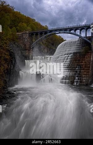 Der Croton Dam ist ein Damm am Croton River in New York, USA. Er umfasst das Croton Reservoir, das sich über 1.000 Morgen (400 ha) erstreckt und mit einer Kappe ausgestattet ist Stockfoto