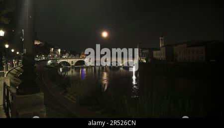 Ein beeindruckender Nachtsicht auf eine Brücke in Verona, wunderschön beleuchtet. Stockfoto