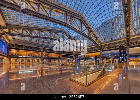 Moynihan Train - Blick auf die einsame Haupthalle des New Yorker Bahnhofs in Manhattan. Daniel Patrick Moynihan Train Hall ist eine Erweiterung von N Stockfoto