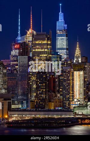 Chrysler und One Vanderbilt Building: Die Skyline von New York City wird beleuchtet und zeigt das berühmte Chrysler Building im Art déco-Stil und den neuen modernen Architekten Stockfoto