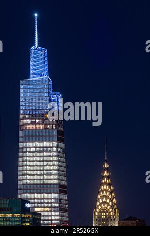 Chrysler- und Vanderbilt-Gebäude: Die Skyline von New York City erstrahlt und zeigt das berühmte Chrysler-Gebäude im Art déco-Stil und die neue moderne Architektur Stockfoto