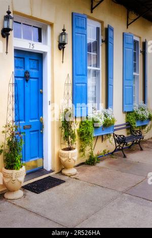 Rainbow Row Charleston Home - farbenfrohe Blumenkästen, orantentüren, Fensterläden und Gaslampen machen den Großteil der Fassade der Häuser im Rain aus Stockfoto