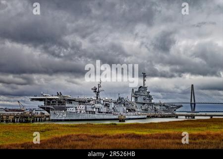 USS Yorktown und Ravenel Bridge - Blick auf die USS Yorktown, zusammen mit USS Laffey, verankert am Point Pleasant, South Carolina, in der Nähe von Charleston. Im Stockfoto