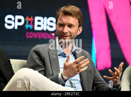 Düsseldorf, Deutschland. 31. Mai 2023. Simon Rolfes, Managing Director Sport der Bundesliga-Fußballmannschaft Bayer04 Leverkusen, spricht während der SpoBis-Konferenz. Das SpoBis ist Europas größte Sportveranstaltung. Kredit: Roberto Pfeil/dpa/Alamy Live News Stockfoto