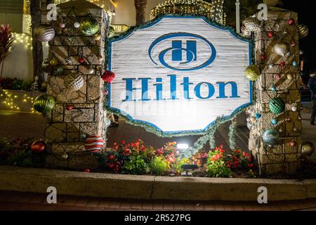 St. Augustine, Florida - 30. Dezember 2022: Schild für das Hilton Hotel in Downtown St. Augustine, nachts dekoriert für Weihnachten Stockfoto