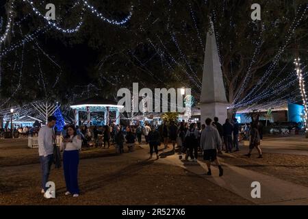 St. Augustine, Florida - 30. Dezember 2022: Wunderschöne Weihnachtslichter im Park während der berühmten Feiertagsfeier „Nights of Lights“ Stockfoto