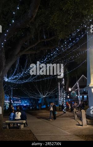 St. Augustine, Florida - 30. Dezember 2022: Besucher genießen die Weihnachtsfeier der Nächte der Lichter im Park und im historischen Stadtzentrum Stockfoto