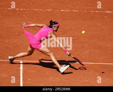 Paris, Frankreich. 31. Mai 2023. Roland Garros Paris French Open 2023. Tag 4 31. Oktober 05/2023 Caroline Garcia (FRA) hat ihren Daumen im Saum ihres Kleides gefangen, da sie das zweite Spiel verliert. Credit: Roger Parker/Alamy Live News Stockfoto