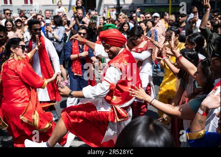28.05.2023, Berlin, Deutschland, Europa - Teilnehmer der indischen Gemeinde tanzen auf dem Karneval der Kulturen in Berlins Ort Kreuzberg. Stockfoto