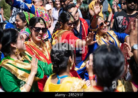 28.05.2023, Berlin, Deutschland, Europa - Teilnehmer der indischen Gemeinde tragen traditionelle Sari-Kleider und tanzen auf dem Karneval der Kulturen. Stockfoto