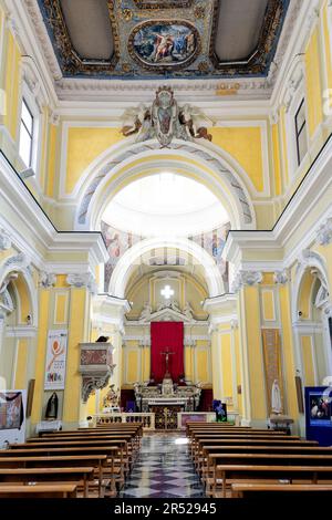 Blick auf den Altar bei San Giovanni Battista, Vietro sul Mare Stockfoto