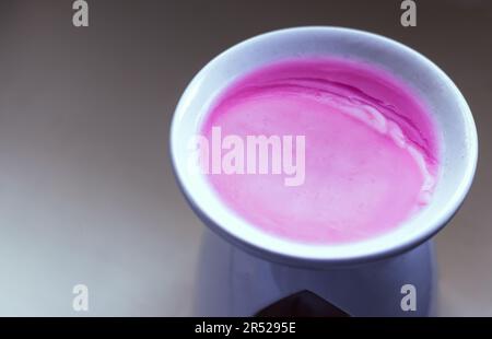 Wachsschmelze sind eine sehr beliebte Methode mit geringen Risiken, um Ihr Büro oder Zuhause jederzeit angenehm riechen zu lassen. Stockfoto