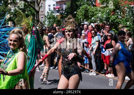 28.05.2023, Berlin, Deutschland, Europa - Teilnehmer einer Tanzgruppe treten auf dem Karneval der Kulturen in Berlins Ort Kreuzberg auf. Stockfoto