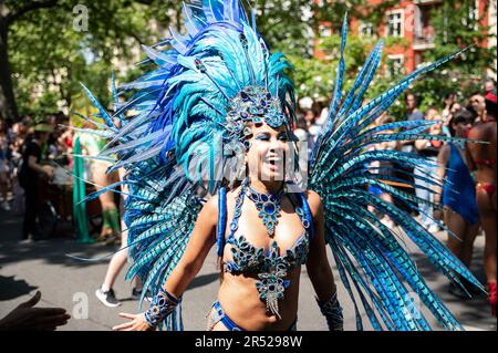 28.05.2023, Berlin, Deutschland, Europa - Teilnehmer einer Tanzgruppe treten auf dem Karneval der Kulturen in Berlins Ort Kreuzberg auf. Stockfoto