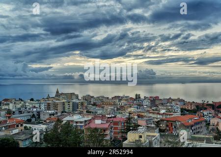 Eine dramatische Aussicht von oben auf die Ischias von Vico Equense Stockfoto