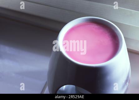 Wachsschmelze sind eine sehr beliebte Methode mit geringen Risiken, um Ihr Büro oder Zuhause jederzeit angenehm riechen zu lassen. Stockfoto