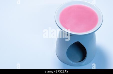 Wachsschmelze sind eine sehr beliebte Methode mit geringen Risiken, um Ihr Büro oder Zuhause jederzeit angenehm riechen zu lassen. Stockfoto