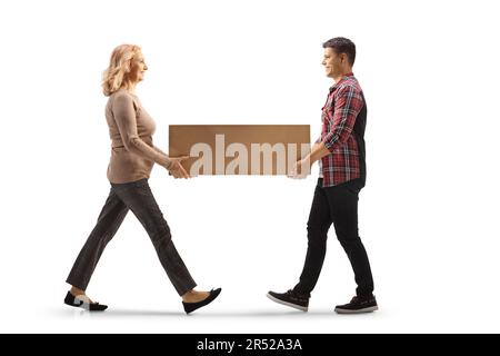 Profilaufnahme über die gesamte Länge einer erwachsenen Frau und eines jüngeren Mannes mit einer Pappschachtel auf weißem Hintergrund Stockfoto
