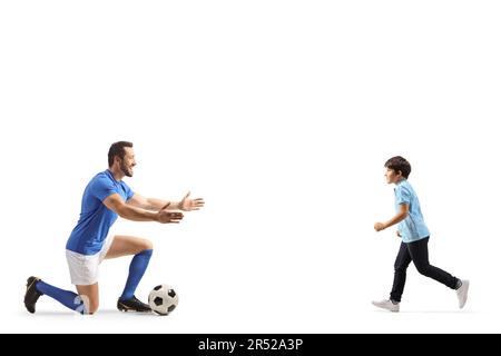 Ein Footballspieler wartet darauf, einen Jungen zu umarmen, isoliert auf weißem Hintergrund Stockfoto