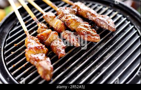 Sate Kambing oder Lamb Satay auf dem Grill serviert. Traditioneller Satay mit Hühnchen und Satay mit Lamm Stockfoto