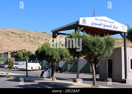 Ein Foto von der Grenzübergangsstelle Masnaa mit Syrien, Beqaa Valley, Libanon, Mai 30 2023. In den letzten 12 Jahren haben auf der Flucht vor dem Krieg etwa 2 Millionen syrische Flüchtlinge die Grenzen überschritten, um in den Libanon zu gelangen. In letzter Zeit setzt die libanesische Regierung einen Plan um, um Syrer zurück in ihre Heimat zu drängen: Internationalen Quellen zufolge haben die libanesischen Behörden seit April 2023 Häuser syrischer Flüchtlinge überfallen und einige von ihnen über die Grenzübergangsstellen Wadi Khaled und Masnaa nach Syrien abgeschoben. (Foto: Elisa Gestri/SIPA USA) Stockfoto