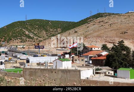 Ein Foto von der Grenzübergangsstelle Masnaa mit Syrien, Beqaa Valley, Libanon, Mai 30 2023. In den letzten 12 Jahren haben auf der Flucht vor dem Krieg etwa 2 Millionen syrische Flüchtlinge die Grenzen überschritten, um in den Libanon zu gelangen. In letzter Zeit setzt die libanesische Regierung einen Plan um, um Syrer zurück in ihre Heimat zu drängen: Internationalen Quellen zufolge haben die libanesischen Behörden seit April 2023 Häuser syrischer Flüchtlinge überfallen und einige von ihnen über die Grenzübergangsstellen Wadi Khaled und Masnaa nach Syrien abgeschoben. (Foto: Elisa Gestri/SIPA USA) Stockfoto