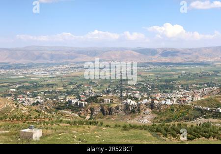 Masnaa, Libanon. 30. Mai 2023. Ein Foto vom Beqaa Valley mit Anti-Libanon-Bergen im Hintergrund, Libanon, Mai 30 2023. Anti-Libanon ist ein Grat, der den größten Teil der Grenze zwischen Libanon und Syrien markiert. (Foto: Elisa Gestri/SIPA USA) Kredit: SIPA USA/Alamy Live News Stockfoto