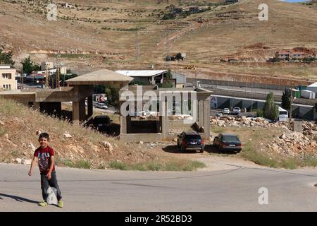 Ein Strianenkind gesehen am Grenzübergang Masnaa zu Syrien, Beqaa Valley, Libanon, Mai 30 2023. In den letzten 12 Jahren haben auf der Flucht vor dem Krieg etwa 2 Millionen syrische Flüchtlinge die Grenzen überschritten, um in den Libanon zu gelangen. In letzter Zeit setzt die libanesische Regierung einen Plan um, um Syrer zurück in ihre Heimat zu drängen: Internationalen Quellen zufolge haben die libanesischen Behörden seit April 2023 Häuser syrischer Flüchtlinge überfallen und einige von ihnen über die Grenzübergangsstellen Wadi Khaled und Masnaa nach Syrien abgeschoben. (Foto: Elisa Gestri/SIPA USA) Stockfoto