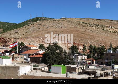 Ein Foto von der Grenzübergangsstelle Masnaa mit Syrien, Beqaa Valley, Libanon, Mai 30 2023. In den letzten 12 Jahren haben auf der Flucht vor dem Krieg etwa 2 Millionen syrische Flüchtlinge die Grenzen überschritten, um in den Libanon zu gelangen. In letzter Zeit setzt die libanesische Regierung einen Plan um, um Syrer zurück in ihre Heimat zu drängen: Internationalen Quellen zufolge haben die libanesischen Behörden seit April 2023 Häuser syrischer Flüchtlinge überfallen und einige von ihnen über die Grenzübergangsstellen Wadi Khaled und Masnaa nach Syrien abgeschoben. Vor der Kulisse sehen Sie die Antilibanon-Berge, einen Kamm, der den größten Teil der Grenze B markiert Stockfoto