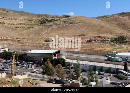 Ein Foto von der Grenzübergangsstelle Masnaa mit Syrien, Beqaa Valley, Libanon, Mai 30 2023. In den letzten 12 Jahren haben auf der Flucht vor dem Krieg etwa 2 Millionen syrische Flüchtlinge die Grenzen überschritten, um in den Libanon zu gelangen. In letzter Zeit setzt die libanesische Regierung einen Plan um, um Syrer zurück in ihre Heimat zu drängen: Internationalen Quellen zufolge haben die libanesischen Behörden seit April 2023 Häuser syrischer Flüchtlinge überfallen und einige von ihnen über die Grenzübergangsstellen Wadi Khaled und Masnaa nach Syrien abgeschoben. (Foto: Elisa Gestri/SIPA USA) Stockfoto